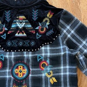 ANDREE BY UNIT Black & Gray Plaid Neck Trim Embroidered Southwestern Theme